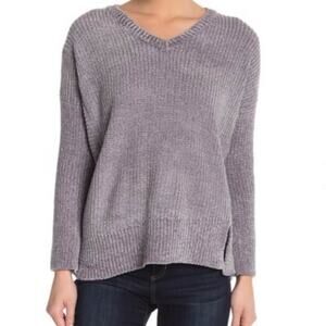 NWT Romeo & Juliet Couture Gray Extra Soft Wide Knit Split Hem V-Neck Sweater M